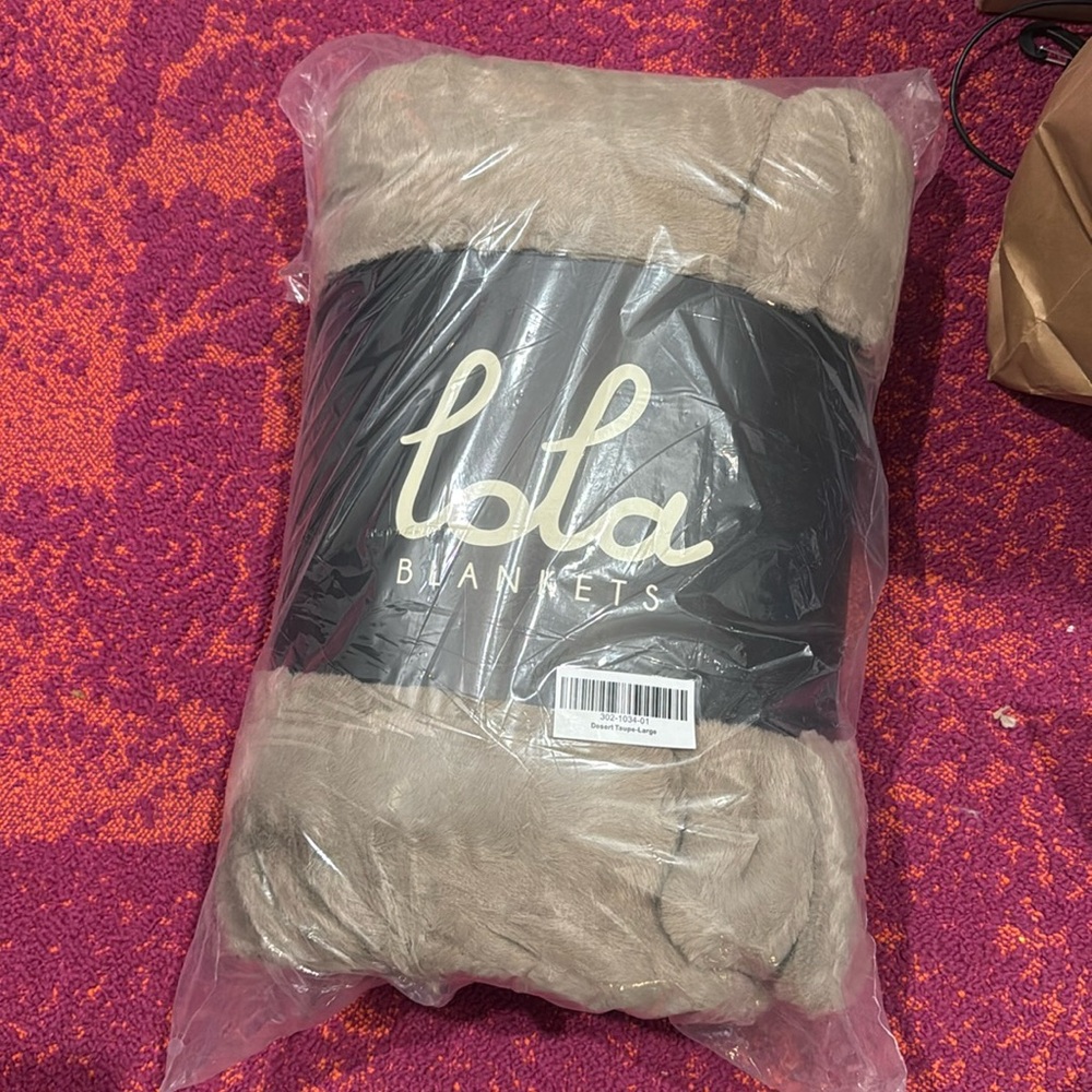 Lola Blanket, brand new size, large, Desert- taupe